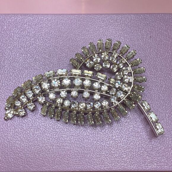 💛 Vintage Rhodium Plated Art Deco Crystal Leaf Brooch - Picture 2 of 6